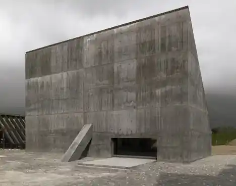 VALERIO OLGIATI 本　美品 初めてみたValerio Olgiatiの建築。 絶妙なベージュと尖った角柱