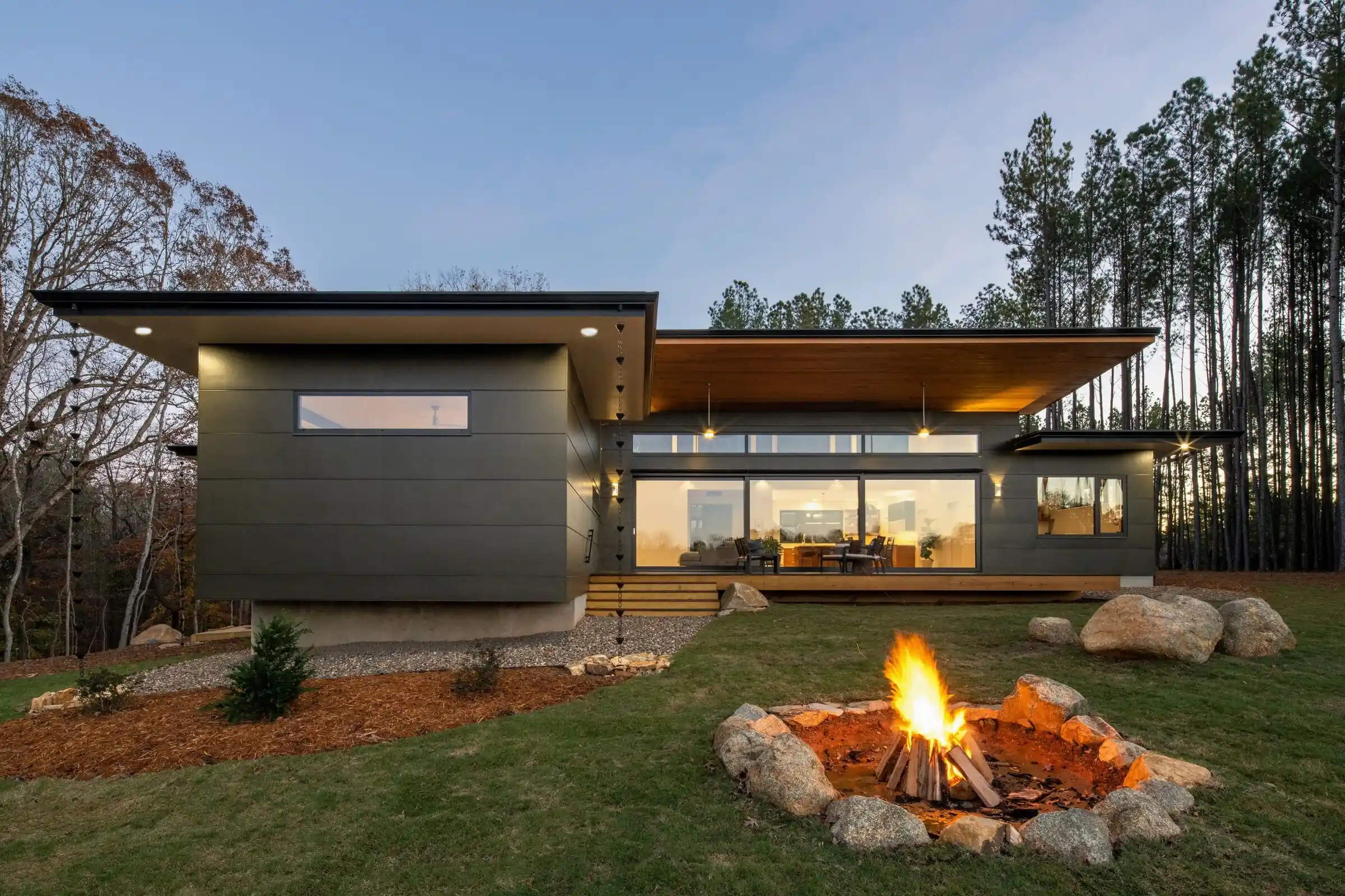 Casa no meio de floresta produz toda a energia que consome