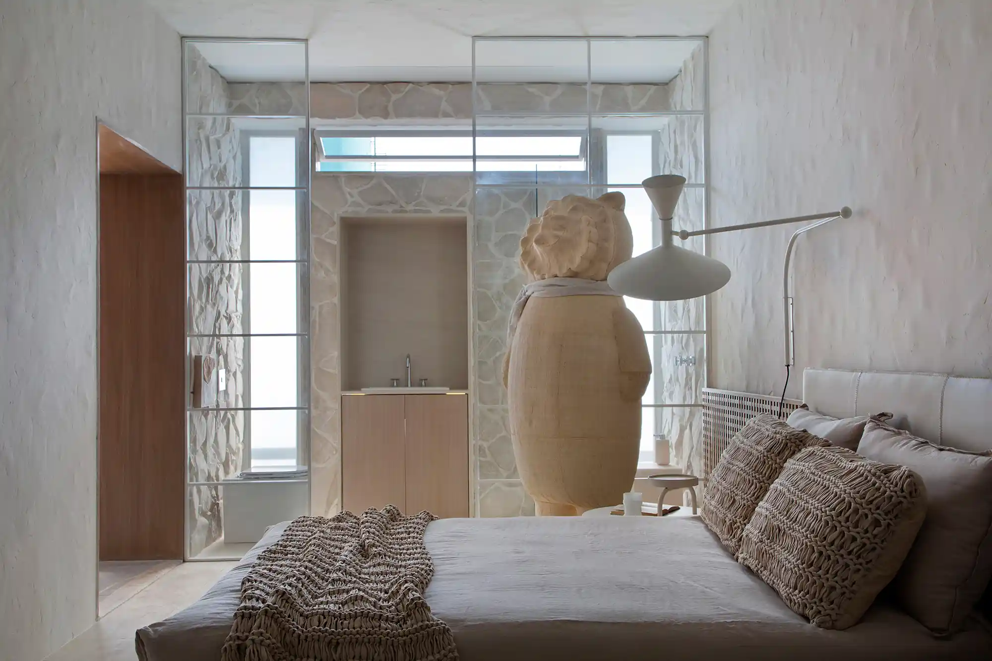 Espacio interior minimalista que transmite ausencia de ruido y calma