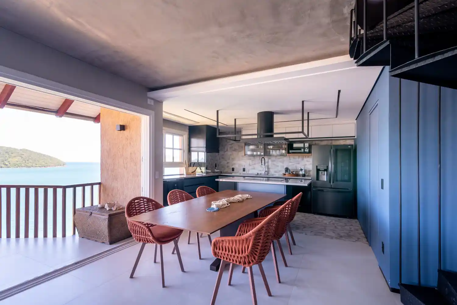 Apartamento de 180 m² con cocina colorida y balcón con vistas al mar.