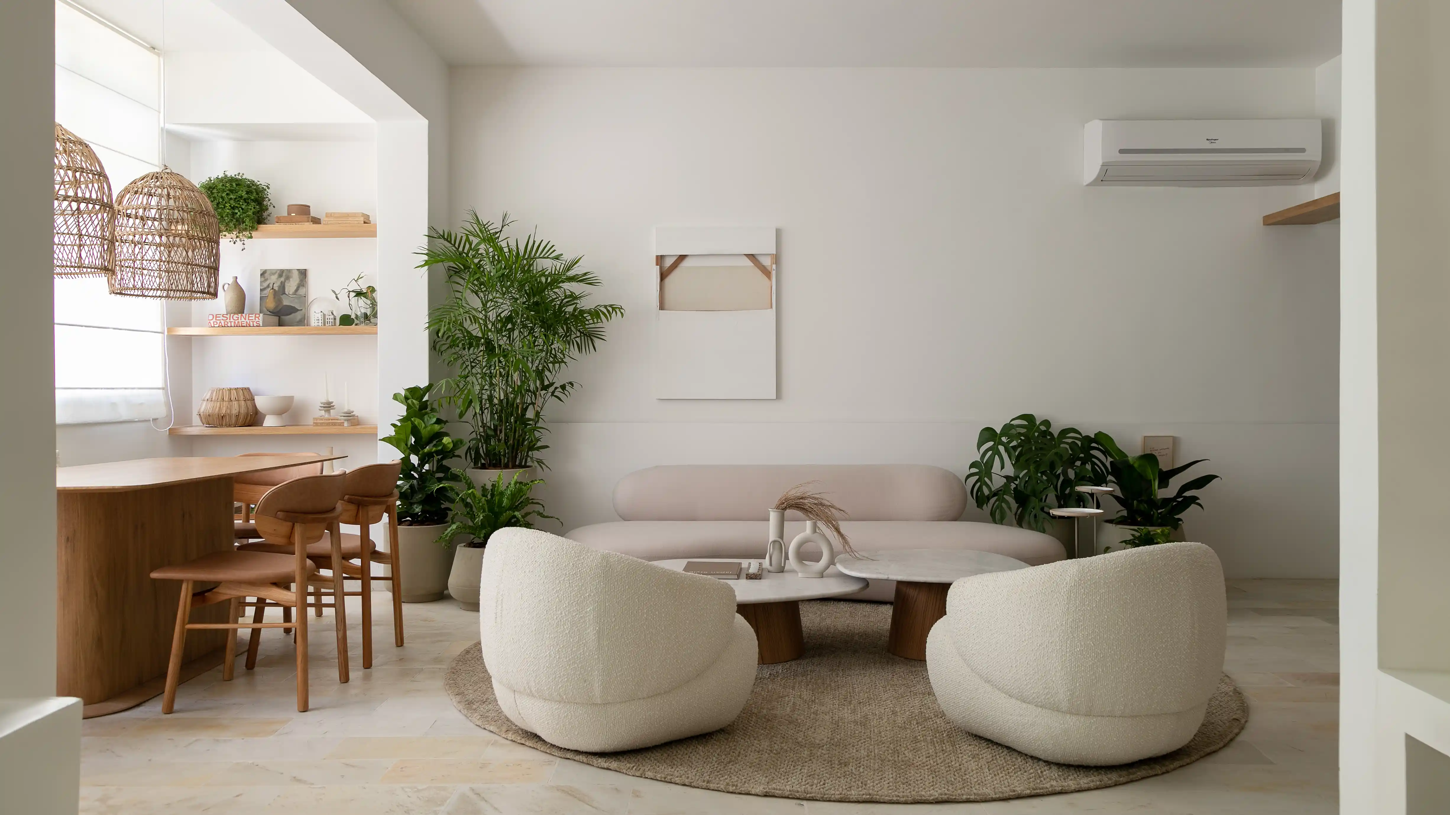 Piso de pedra São Tomé norteia o décor deste apê carioca de 100 m². Projeto de Isabella Lucena. Na foto, sala de jantar com varanda com prateleiras, plantas e pendentes de fibra.