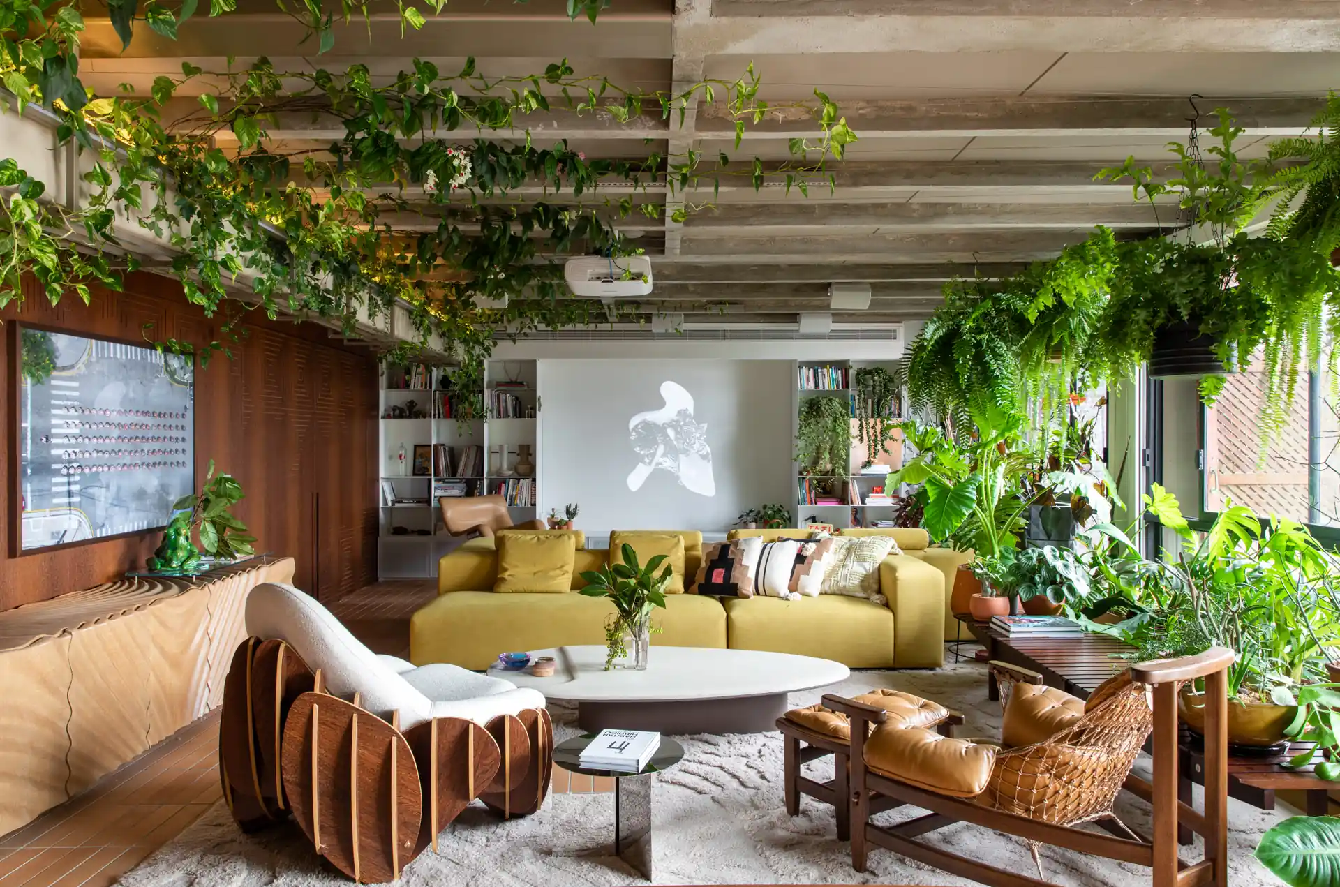 Apê impressiona pelo urban jungle em meio à cidade de São Paulo