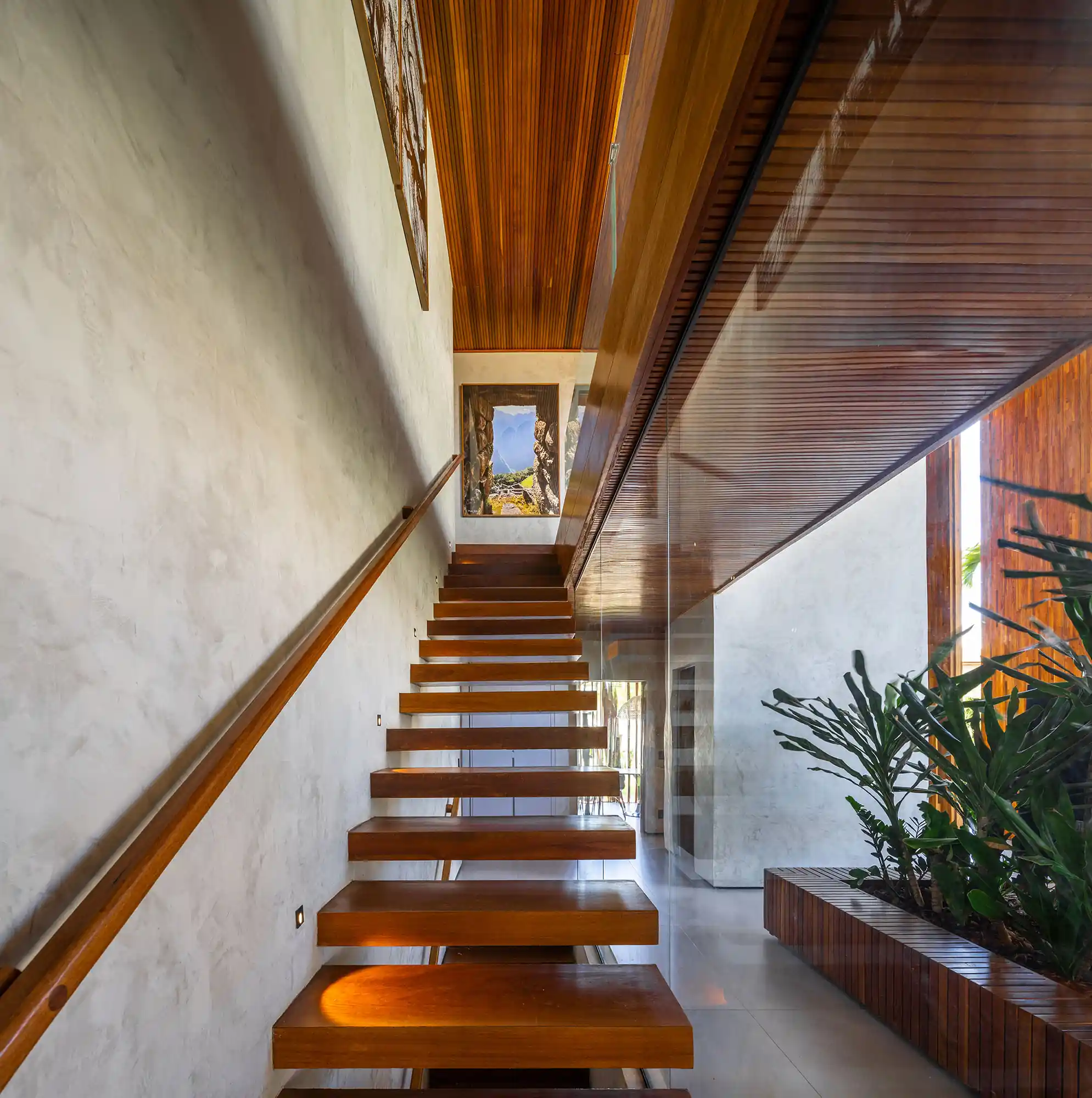 Escadas de madeira: 15 inspirações para diferentes estilos
